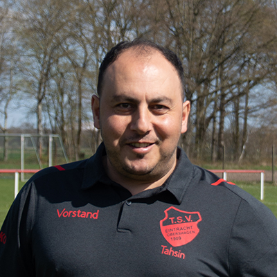 Portrait des Jugendwarts Tahsin Cif im Vorstands-Poloshirt