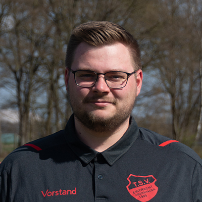 Portrait des Spielausschussobmann Lucas Haschenz im Vorstands-Poloshirt