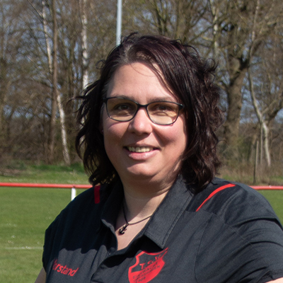 Portrait der Schriftführerin Monique Judel im Vorstands-Poloshirt