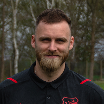 Portrait des Vorstandmitglieds Nick Heimers im Vorstands-Poloshirt