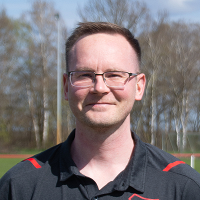 Portrait des Schatzmeisters Steve Kluge im Vorstands-Poloshirt