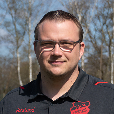 Portrait des 1. Vorsitzenden Tim Schreiber im Vorstands-Poloshirt