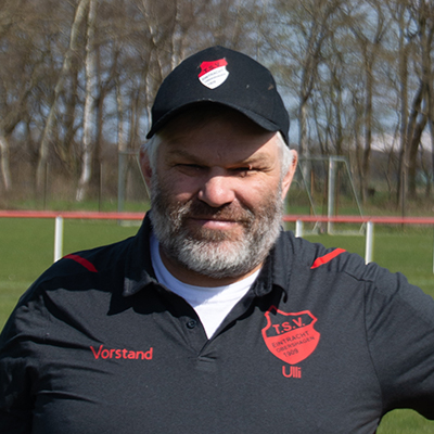 Portrait des Vorstandsmitglieds Ulrich Dehne im Vorstands-Poloshirt