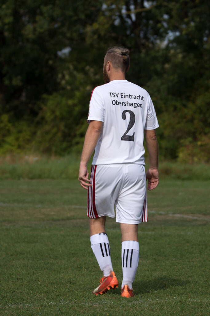 Fußballspieler in weißem Trikot mit der Rückennummer 2 vom TSV Eintracht Obershagen auf dem Spielfeld